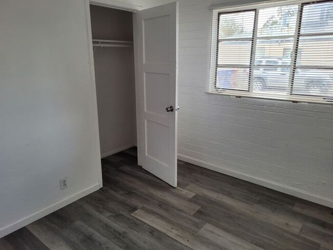Building Photo - 2 bedroom