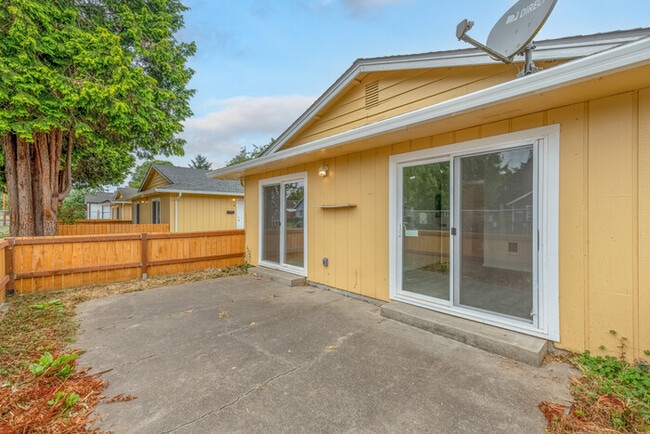 Building Photo - TWO BEDROOM ONE BATH APARTMENT IN LONGVIEW