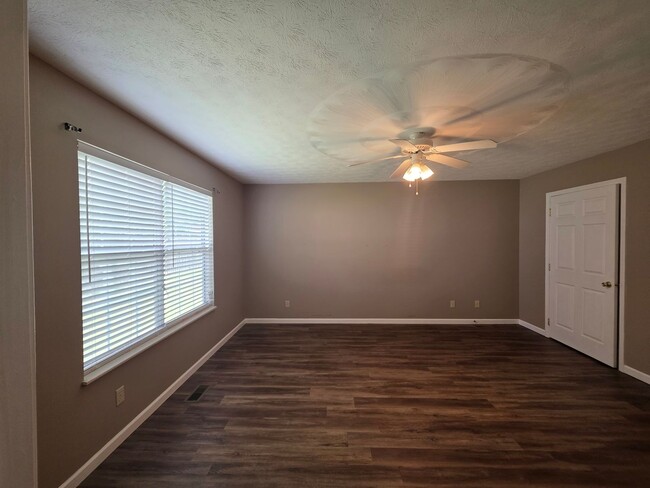 Building Photo - 1012 Willow Creek Cir