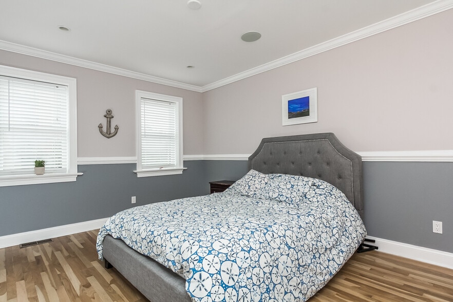 Building Photo - 736 Light St