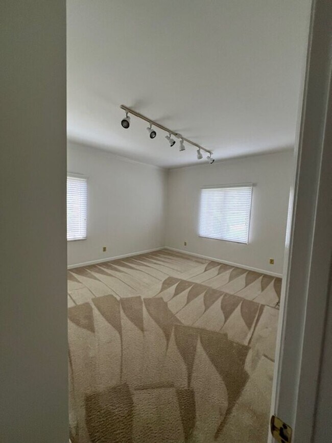 Building Photo - 3 Bedroom/ 2 bath Condo in Fountain Manor
