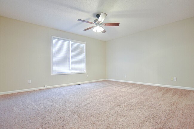 Building Photo - Pet Friendly Three Bedroom with Bonus!