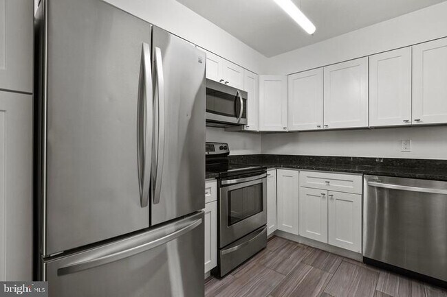 Building Photo - 2927 S Woodstock St