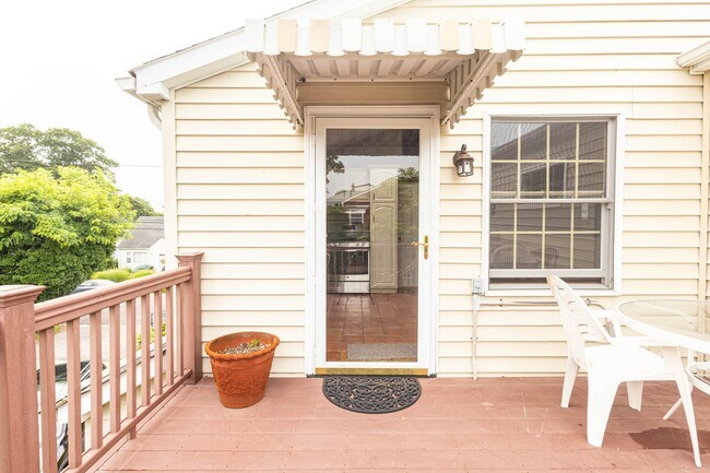 Building Photo - Fully Renovated 2-Bedroom Apartment – Locust Valley, NY