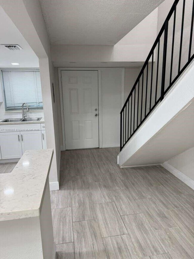 Building Photo - 9353 Fontainebleau Blvd