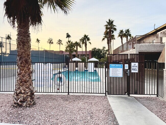 Building Photo - Lovely 2 Bed, 2 Bath Upstairs Condo for Rent in Guard Gated Community!