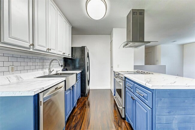 Building Photo - 471 El Toro Ln