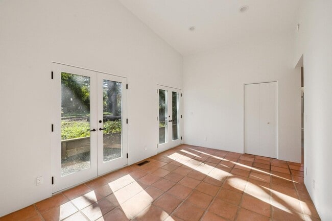 Building Photo - Charming 4BR Home Available in Private Portola Valley Cul de Sac