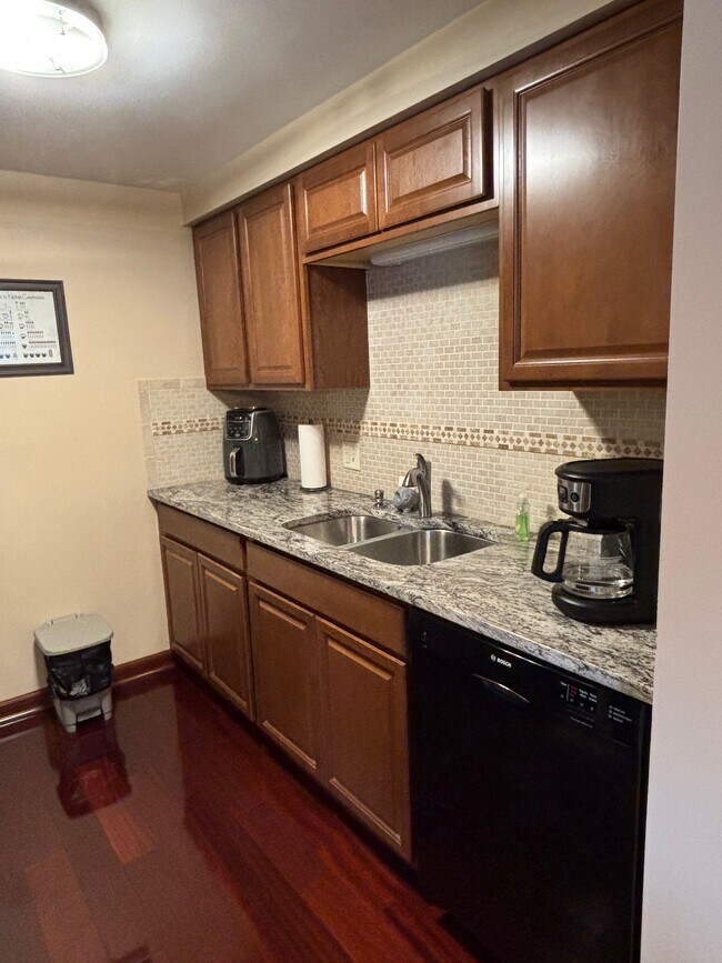 Kitchen - 20 Guilford Ln