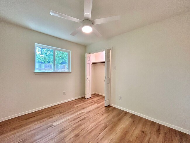 Building Photo - 4 Bed / 2 Bath Home with Covered Porch, Su...