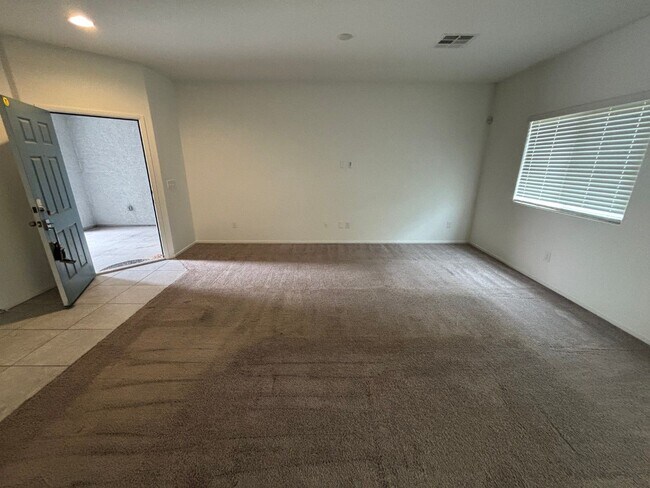 Building Photo - Beautiful Gated 3-Bed, 2.5-Bath Townhome i...