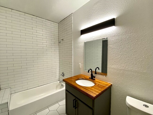 Building Photo - Dignowity Remodeled 3 bedroom 2 bath