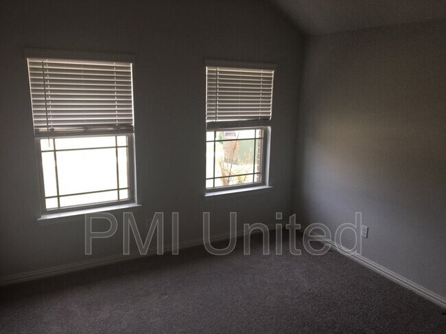 Building Photo - 3005 Cliffview Dr