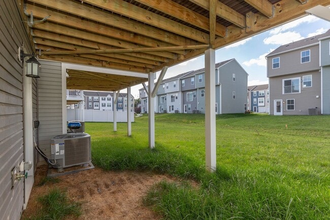 Building Photo - 3 Bed, 2 Full/2 Half Bath, Well Maintained...
