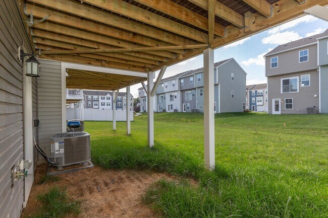 Building Photo - 3 Bed, 2 Full/2 Half Bath, Well Maintained Townhome in Inwood, WV