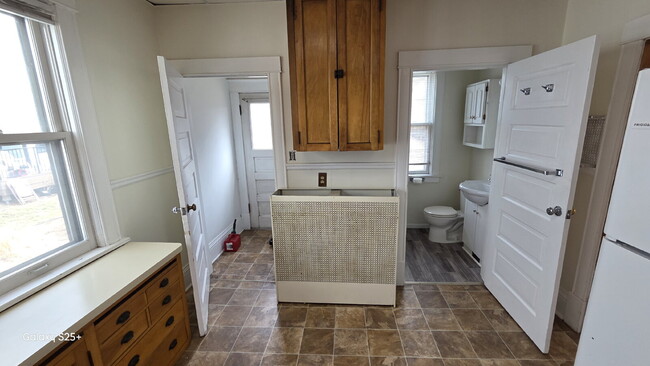 Building Photo - 6 Bed 2 bath FRESH PAINT - Single Family H...