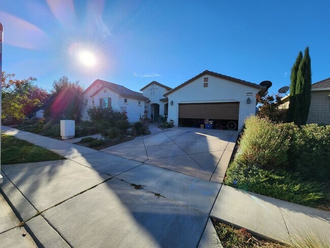 Building Photo - Modern 4 Bed, 3.5 Bath Home with Solar, St...