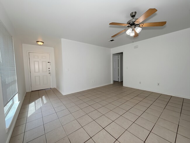 Building Photo - 919 Farmington Rd