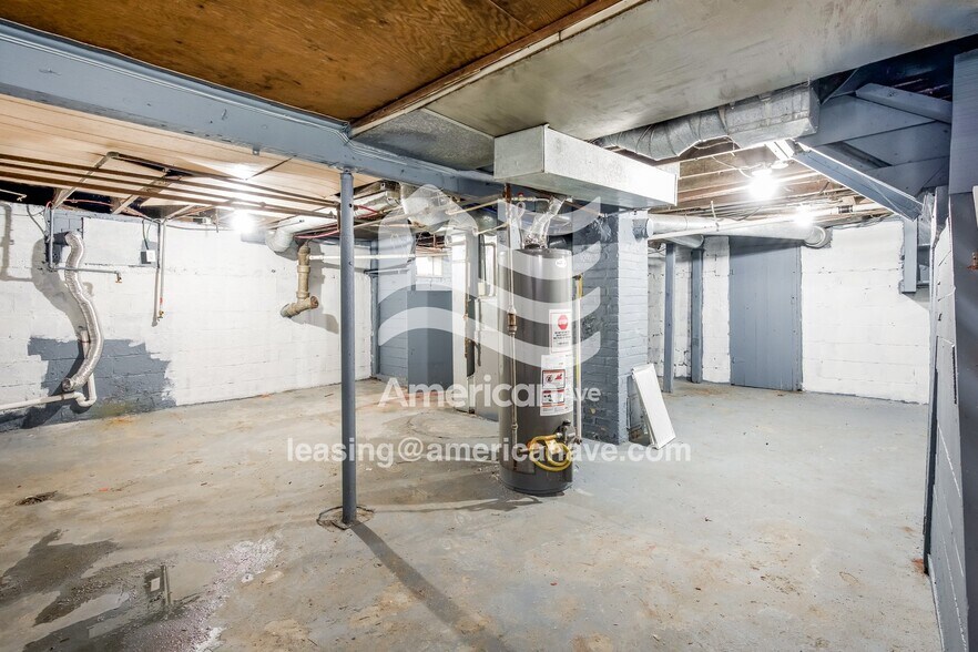Building Photo - 228 E Victoria St