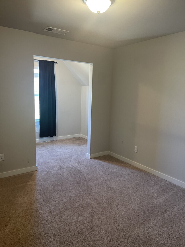 Building Photo - 3037 Commonwealth Dr
