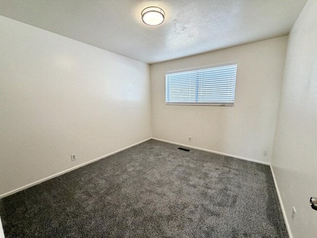 Building Photo - 253 E 1100 S