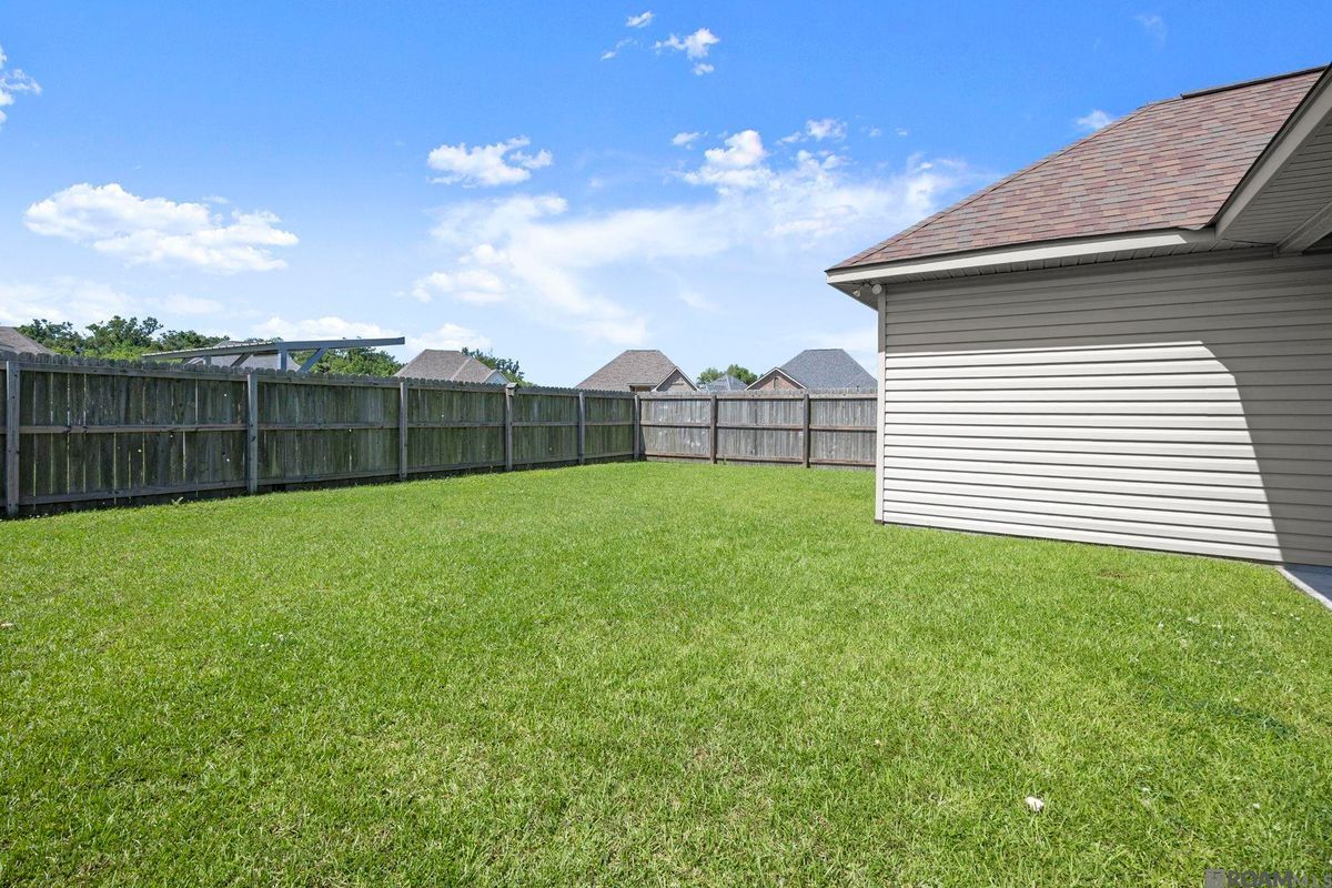 Building Photo - 471 Lake Breeze Dr