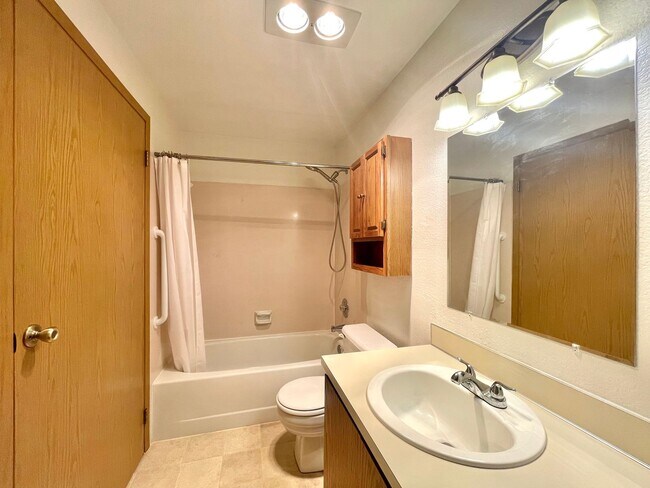 Building Photo - Kirkland 2BR Condo for Rent