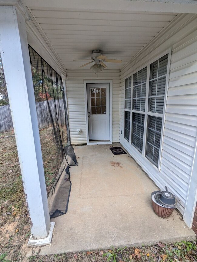 Building Photo - Nice 2 bedroom 2 Bath Villa Available NOW