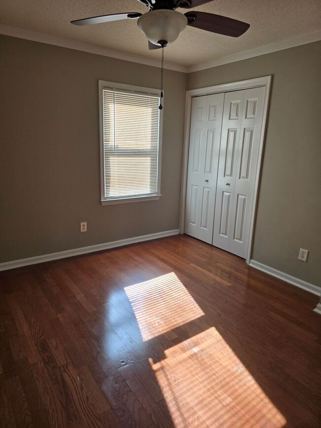 Building Photo - 3 bedroom 2 bath located off of Cherokee i...