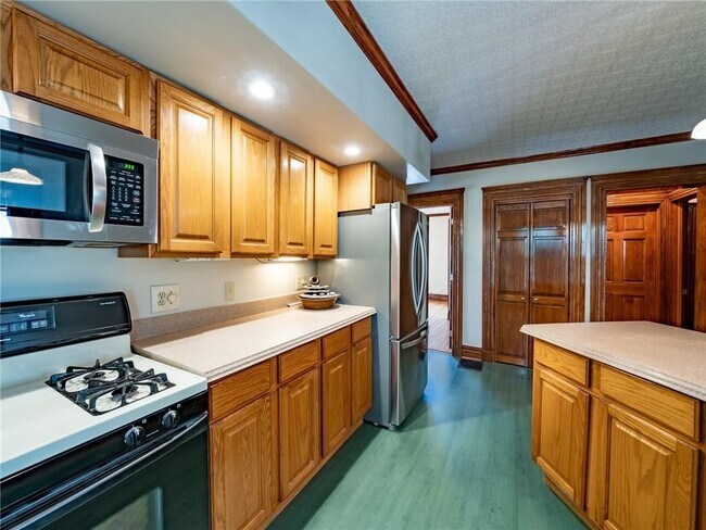 Building Photo - 1108 Lake Ave