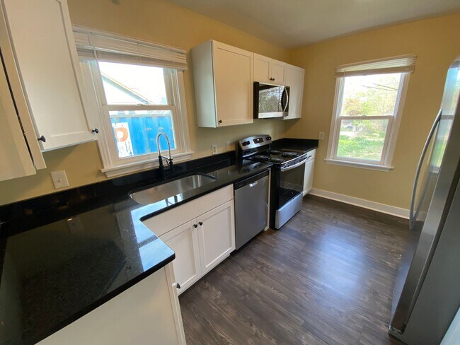 Building Photo - 2 Bedroom House- Beautiful Kitchen!!