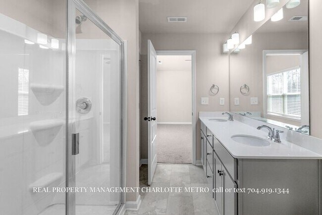 Building Photo - Stunning 4-bedroom, 2.5-bathroom home located in the vibrant city of Charlotte, NC.