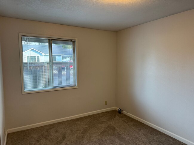 Building Photo - Cozy 2 bedroom 1 bathroom duplex in Eugene!