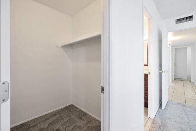 Building Photo - 2104 E Cornell Dr