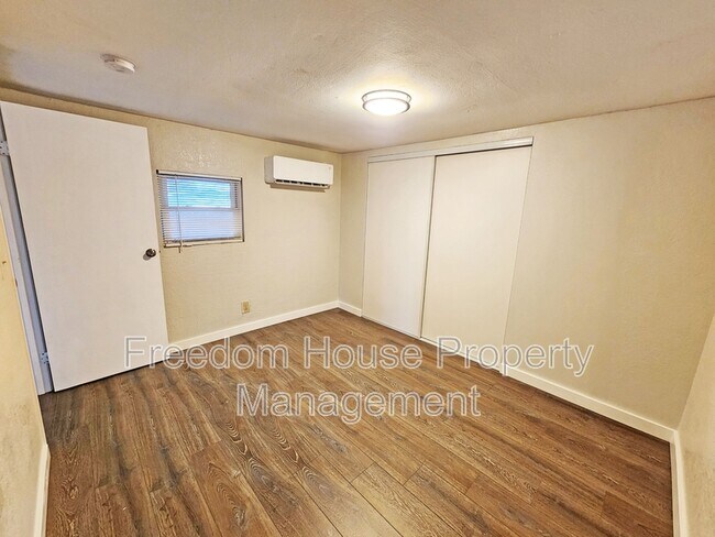 Building Photo - 2220 W Bell Vista Ave