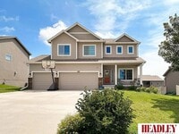 Building Photo - Bellevue 2-story with upgrades inside and ...