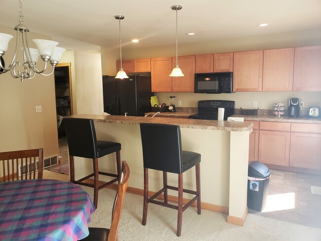 Building Photo - Fully Furnished 2 Bedroom Condo - All util...