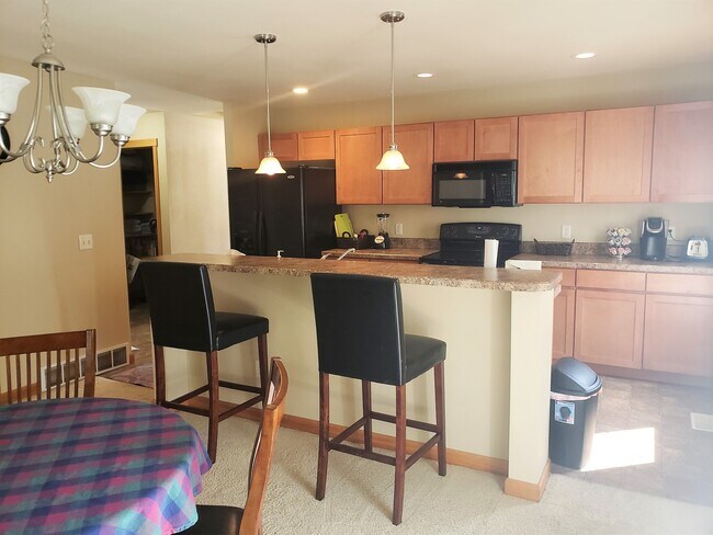 Building Photo - Fully Furnished 2 Bedroom Condo - All utilities, cable and internet provided!