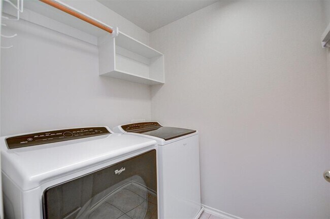 Building Photo - 5723 Vinemont Ln