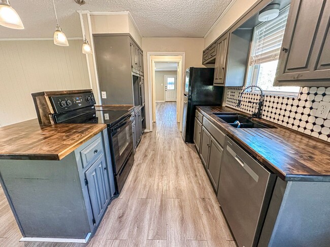 Building Photo - 3 Bedroom House in Hewitt - Midway ISD