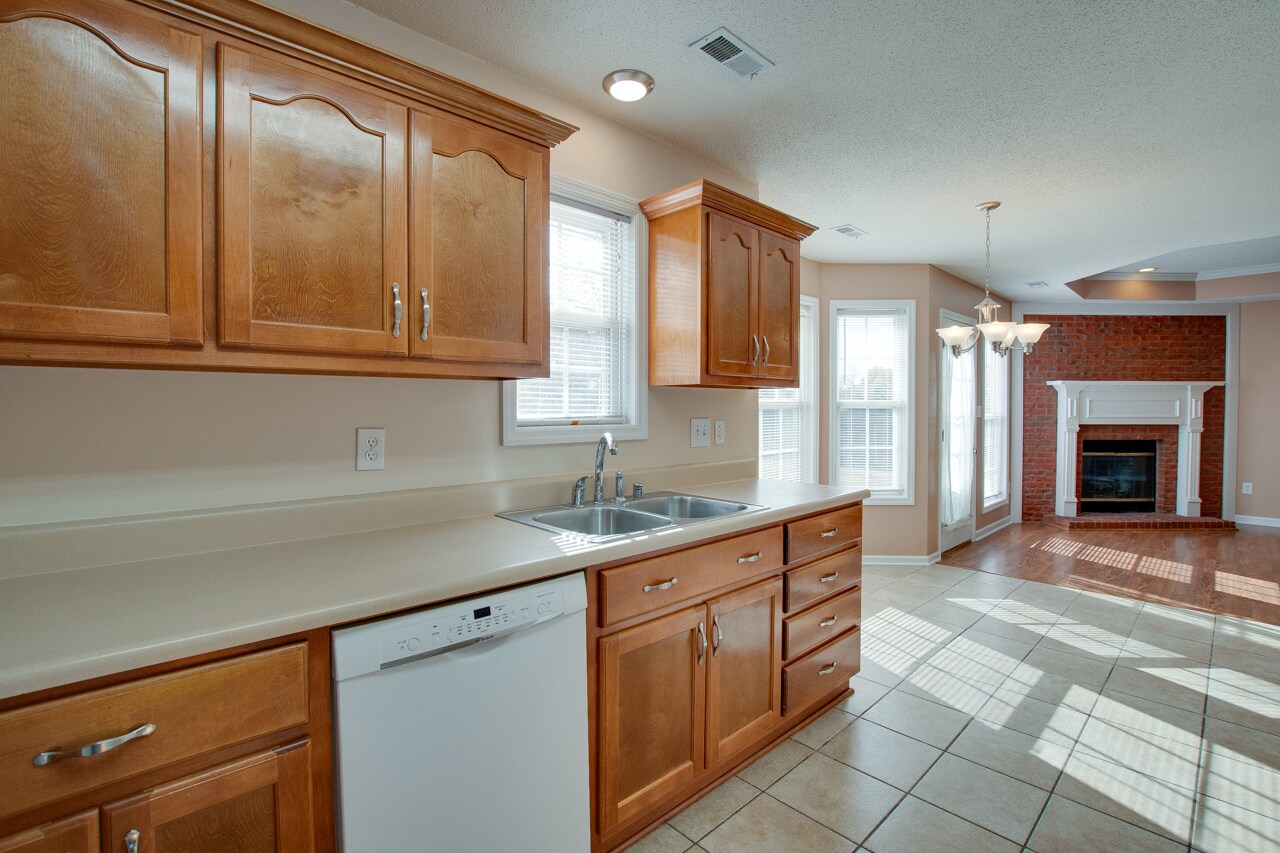 Kitchen - 104 Willow Green Dr