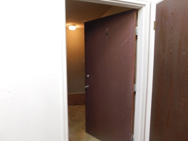 Building Photo - 805 E Cedar Ct