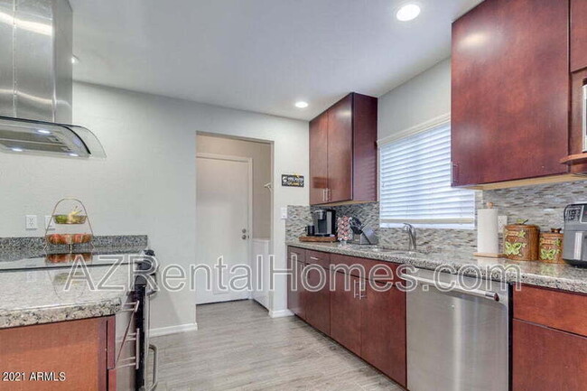 Building Photo - 2110 W De Palma Cir