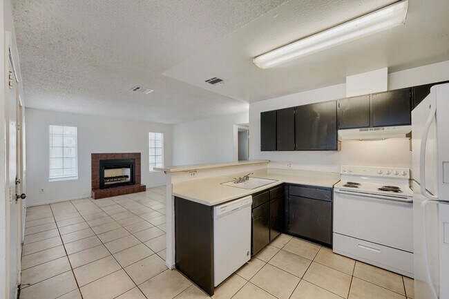Building Photo - Comfortable First-Floor Condo with Fireplace & Washer/Dryer!