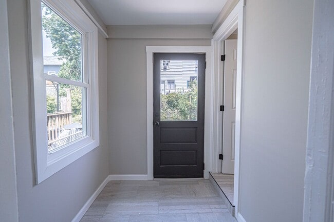 Building Photo - UPDATED FOUR BEDROOM/1.5 BATH TOWNHOME