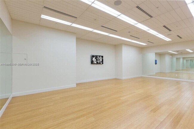 Building Photo - 999 SW 1st Ave