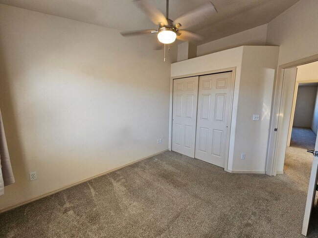 Building Photo - 3 Bed 4 bath Townhome in University Village!