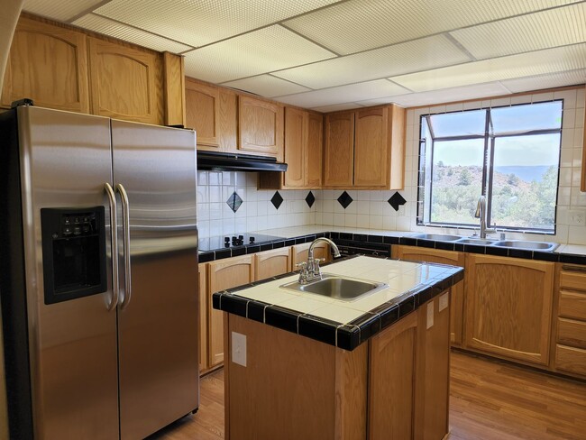 Building Photo - Large manufactured home in Topaz Ranch Est...