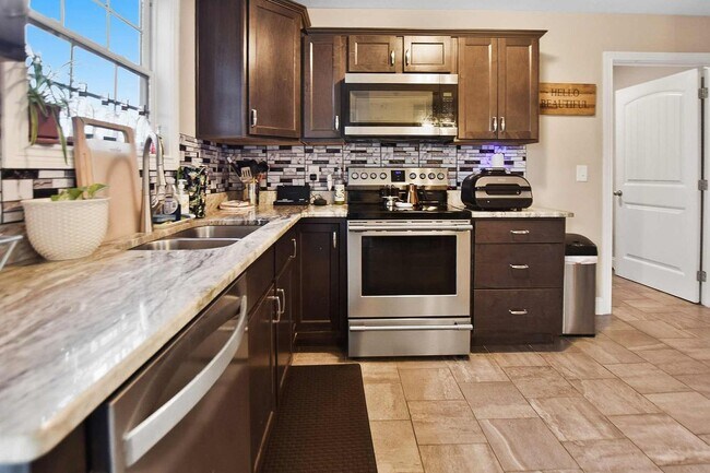 Building Photo - Pet Friendly Three Bedroom!