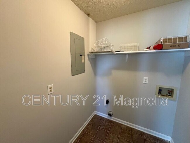 Building Photo - 3909 Almon Dr